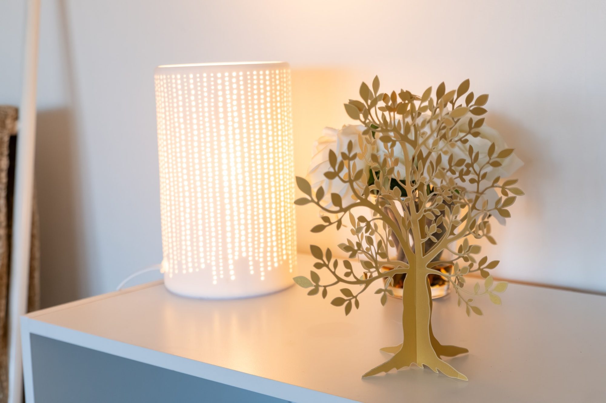 Lampe et arbre doré dans le cabinet de Frédérique Bruler