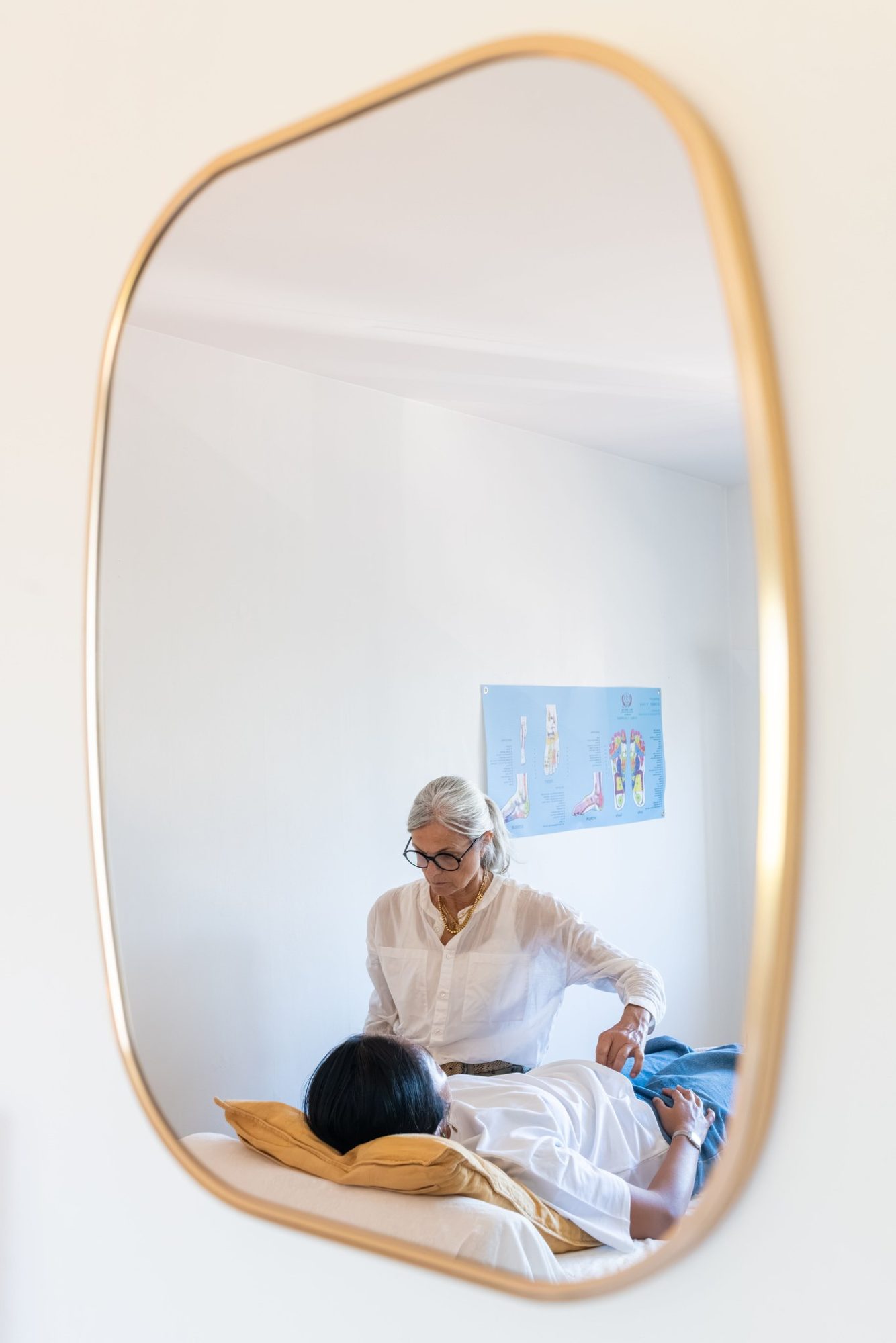 Séance de soin reflétée dans le miroir du cabinet