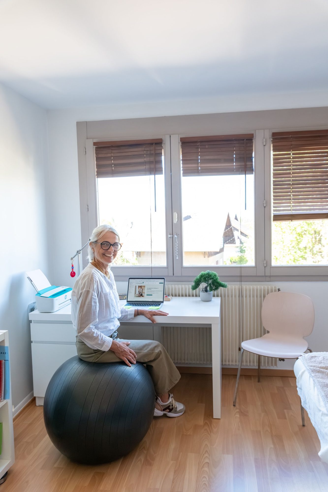 Frédérique Bruler à son bureau, assise sur un ballon